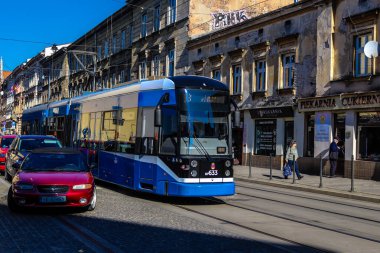 Krakow, Polonya - 08 Ekim 2022 Krakow sokaklarında modern elektrikli tramvay kullanımı ve şehrin ulaşım sisteminin bir parçası, ücretler pahalı değil