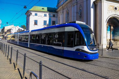 Krakow, Polonya - 08 Ekim 2022 Krakow sokaklarında modern elektrikli tramvay kullanımı ve şehrin ulaşım sisteminin bir parçası, ücretler pahalı değil
