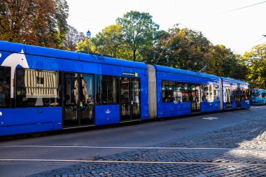 Krakow, Polonya - 08 Ekim 2022 Krakow sokaklarında modern elektrikli tramvay kullanımı ve şehrin ulaşım sisteminin bir parçası, ücretler pahalı değil