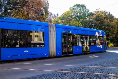 Krakow, Polonya - 08 Ekim 2022 Krakow sokaklarında modern elektrikli tramvay kullanımı ve şehrin ulaşım sisteminin bir parçası, ücretler pahalı değil
