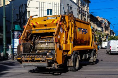 Krakow, Polonya - 08 Ekim 2022 Çöp kamyonu Polonya 'nın Krakow şehir merkezinde sürüyor