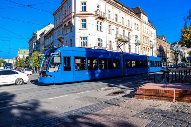 Krakow, Polonya - 08 Ekim 2022 Krakow sokaklarında modern elektrikli tramvay kullanımı ve şehrin ulaşım sisteminin bir parçası, ücretler pahalı değil