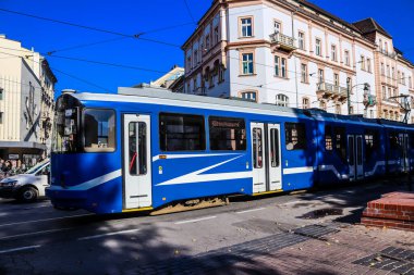 Krakow, Polonya - 08 Ekim 2022 Krakow sokaklarında modern elektrikli tramvay kullanımı ve şehrin ulaşım sisteminin bir parçası, ücretler pahalı değil