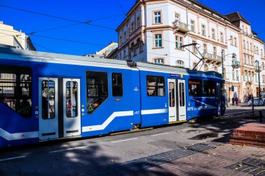 Krakow, Polonya - 08 Ekim 2022 Krakow sokaklarında modern elektrikli tramvay kullanımı ve şehrin ulaşım sisteminin bir parçası, ücretler pahalı değil