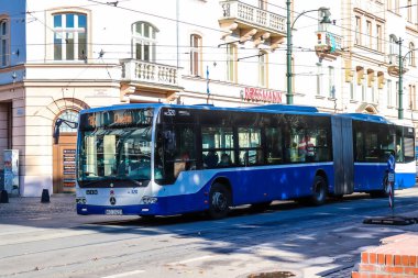 Krakow, Polonya - 08 Ekim 2022 Otobüs Krakow sokaklarında ve şehrin ulaşım sisteminin bir parçası olarak sürüş fiyatları pahalı değil.
