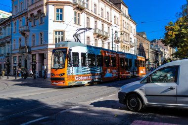 Krakow, Polonya - 08 Ekim 2022 Krakow sokaklarında modern elektrikli tramvay kullanımı ve şehrin ulaşım sisteminin bir parçası, ücretler pahalı değil