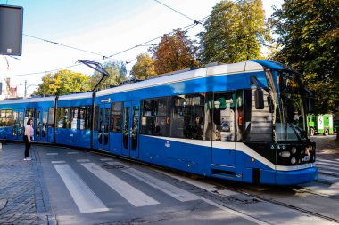 Krakow, Polonya - 08 Ekim 2022 Krakow sokaklarında modern elektrikli tramvay kullanımı ve şehrin ulaşım sisteminin bir parçası, ücretler pahalı değil