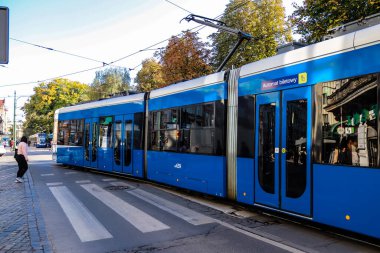 Krakow, Polonya - 08 Ekim 2022 Krakow sokaklarında modern elektrikli tramvay kullanımı ve şehrin ulaşım sisteminin bir parçası, ücretler pahalı değil