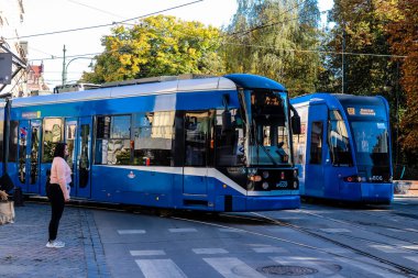 Krakow, Polonya - 08 Ekim 2022 Krakow sokaklarında modern elektrikli tramvay kullanımı ve şehrin ulaşım sisteminin bir parçası, ücretler pahalı değil