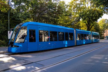 Krakow, Polonya - 08 Ekim 2022 Krakow sokaklarında modern elektrikli tramvay kullanımı ve şehrin ulaşım sisteminin bir parçası, ücretler pahalı değil