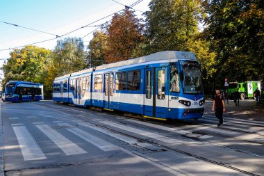 Krakow, Polonya - 08 Ekim 2022 Krakow sokaklarında modern elektrikli tramvay kullanımı ve şehrin ulaşım sisteminin bir parçası, ücretler pahalı değil