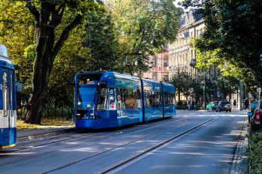 Krakow, Polonya - 08 Ekim 2022 Krakow sokaklarında modern elektrikli tramvay kullanımı ve şehrin ulaşım sisteminin bir parçası, ücretler pahalı değil