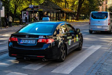 Krakow, Polonya - 08 Ekim 2022 Krakow sokaklarında sürüş ve şehrin ulaşım sisteminin bir parçası olan taksi şirketleri bu etkinlik için rekabet halindeler.