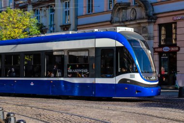 Krakow, Polonya - 08 Ekim 2022 Krakow sokaklarında modern elektrikli tramvay kullanımı ve şehrin ulaşım sisteminin bir parçası, ücretler pahalı değil