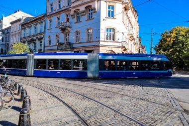 Krakow, Polonya - 08 Ekim 2022 Krakow sokaklarında modern elektrikli tramvay kullanımı ve şehrin ulaşım sisteminin bir parçası, ücretler pahalı değil