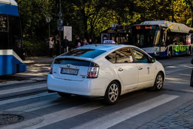 Krakow, Polonya - 08 Ekim 2022 Krakow sokaklarında sürüş ve şehrin ulaşım sisteminin bir parçası olan taksi şirketleri bu etkinlik için rekabet halindeler.