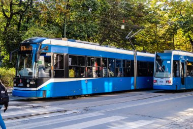 Krakow, Polonya - 08 Ekim 2022 Krakow sokaklarında modern elektrikli tramvay kullanımı ve şehrin ulaşım sisteminin bir parçası, ücretler pahalı değil