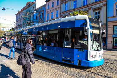 Krakow, Polonya - 08 Ekim 2022 Krakow sokaklarında modern elektrikli tramvay kullanımı ve şehrin ulaşım sisteminin bir parçası, ücretler pahalı değil