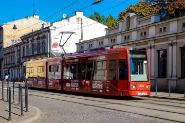 Krakow, Polonya - 08 Ekim 2022 Krakow sokaklarında modern elektrikli tramvay kullanımı ve şehrin ulaşım sisteminin bir parçası, ücretler pahalı değil