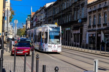 Krakow, Polonya - 08 Ekim 2022 Krakow sokaklarında modern elektrikli tramvay kullanımı ve şehrin ulaşım sisteminin bir parçası, ücretler pahalı değil