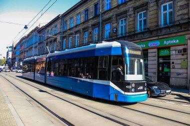 Krakow, Polonya - 08 Ekim 2022 Krakow sokaklarında modern elektrikli tramvay kullanımı ve şehrin ulaşım sisteminin bir parçası, ücretler pahalı değil