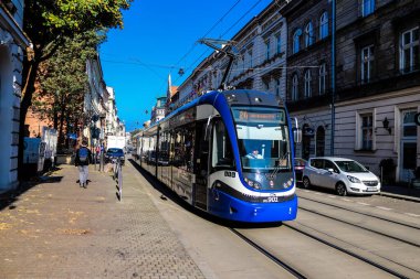 Krakow, Polonya - 08 Ekim 2022 Krakow sokaklarında modern elektrikli tramvay kullanımı ve şehrin ulaşım sisteminin bir parçası, ücretler pahalı değil