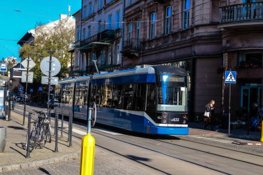 Krakow, Polonya - 08 Ekim 2022 Krakow sokaklarında modern elektrikli tramvay kullanımı ve şehrin ulaşım sisteminin bir parçası, ücretler pahalı değil