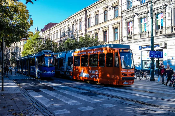 Krakow, Polonya - 08 Ekim 2022 Krakow sokaklarında modern elektrikli tramvay kullanımı ve şehrin ulaşım sisteminin bir parçası, ücretler pahalı değil