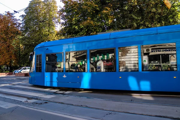 Kraków Polska Października 2022 Nowoczesny Tramwaj Elektryczny Poruszający Się Ulicach — Zdjęcie stockowe