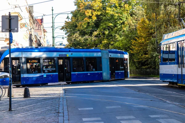 Kraków Polska Października 2022 Nowoczesny Tramwaj Elektryczny Poruszający Się Ulicach — Zdjęcie stockowe