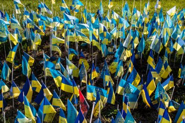 Ukrayna, Kiev - 12 Ekim 2022 Ukrayna 'daki yabancı lejyonun 3 askeri harekatta ölenlerden birine saygılarını sundular. Kyiv 'in ana meydanına ölü askerin adı yazılı küçük bir bayrak dikildi.