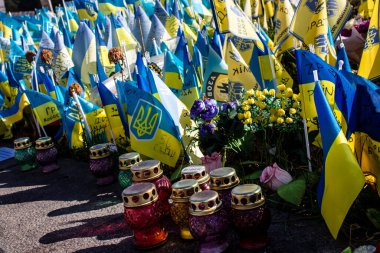 Ukrayna, Kiev - 12 Ekim 2022 Ukrayna 'daki yabancı lejyonun 3 askeri harekatta ölenlerden birine saygılarını sundular. Kyiv 'in ana meydanına ölü askerin adı yazılı küçük bir bayrak dikildi.