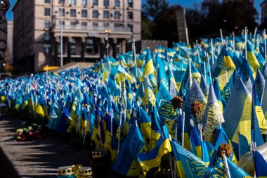 Ukrayna, Kiev - 12 Ekim 2022 Ukrayna 'daki yabancı lejyonun 3 askeri harekatta ölenlerden birine saygılarını sundular. Kyiv 'in ana meydanına ölü askerin adı yazılı küçük bir bayrak dikildi.