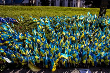 Ukrayna, Kiev - 12 Ekim 2022 Ukrayna 'daki yabancı lejyonun 3 askeri harekatta ölenlerden birine saygılarını sundular. Kyiv 'in ana meydanına ölü askerin adı yazılı küçük bir bayrak dikildi.