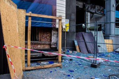 Büyük Rus füze saldırıları sonrasında Samsung ofis binasının etrafını enkaz yığınları sardı. Patlamanın yol açtığı patlama her yöne cam ve metal parçaları gönderdi. Bu da geniş çaplı ikincil hasara yol açtı.