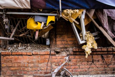 Büyük Rus füze saldırıları sonrasında Samsung ofis binasının etrafını enkaz yığınları sardı. Patlamanın yol açtığı patlama her yöne cam ve metal parçaları gönderdi. Bu da geniş çaplı ikincil hasara yol açtı.