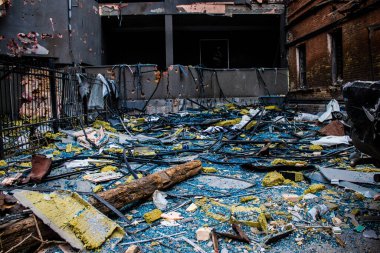 Büyük Rus füze saldırıları sonrasında Samsung ofis binasının etrafını enkaz yığınları sardı. Patlamanın yol açtığı patlama her yöne cam ve metal parçaları gönderdi. Bu da geniş çaplı ikincil hasara yol açtı.