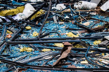 Büyük Rus füze saldırıları sonrasında Samsung ofis binasının etrafını enkaz yığınları sardı. Patlamanın yol açtığı patlama her yöne cam ve metal parçaları gönderdi. Bu da geniş çaplı ikincil hasara yol açtı.