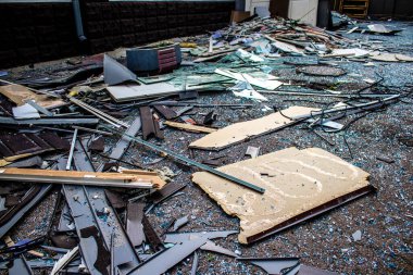 Büyük Rus füze saldırıları sonrasında Samsung ofis binasının etrafını enkaz yığınları sardı. Patlamanın yol açtığı patlama her yöne cam ve metal parçaları gönderdi. Bu da geniş çaplı ikincil hasara yol açtı.