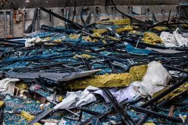 Büyük Rus füze saldırıları sonrasında Samsung ofis binasının etrafını enkaz yığınları sardı. Patlamanın yol açtığı patlama her yöne cam ve metal parçaları gönderdi. Bu da geniş çaplı ikincil hasara yol açtı.