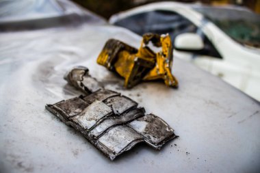 Büyük Rus füze saldırıları sonrasında Samsung ofis binasının etrafını enkaz yığınları sardı. Patlamanın yol açtığı patlama her yöne cam ve metal parçaları gönderdi. Bu da geniş çaplı ikincil hasara yol açtı.