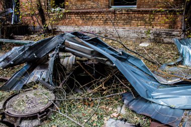 Büyük Rus füze saldırıları sonrasında Samsung ofis binasının etrafını enkaz yığınları sardı. Patlamanın yol açtığı patlama her yöne cam ve metal parçaları gönderdi. Bu da geniş çaplı ikincil hasara yol açtı.