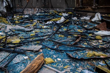 Büyük Rus füze saldırıları sonrasında Samsung ofis binasının etrafını enkaz yığınları sardı. Patlamanın yol açtığı patlama her yöne cam ve metal parçaları gönderdi. Bu da geniş çaplı ikincil hasara yol açtı.