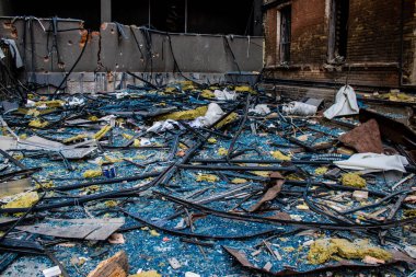 Büyük Rus füze saldırıları sonrasında Samsung ofis binasının etrafını enkaz yığınları sardı. Patlamanın yol açtığı patlama her yöne cam ve metal parçaları gönderdi. Bu da geniş çaplı ikincil hasara yol açtı.