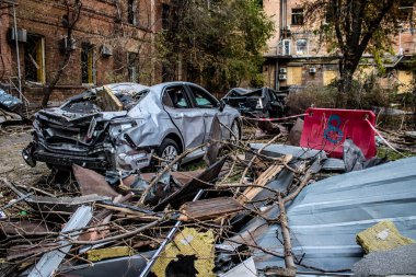 Büyük Rus füze saldırıları sonrası Samsung ofis binasının etrafındaki arabalar ağır darbe aldı. Araçlardaki hasar çok büyük ve birkaçı yok edildi..