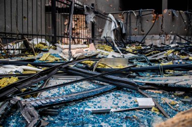 Büyük Rus füze saldırıları sonrasında Samsung ofis binasının etrafını enkaz yığınları sardı. Patlamanın yol açtığı patlama her yöne cam ve metal parçaları gönderdi. Bu da geniş çaplı ikincil hasara yol açtı.