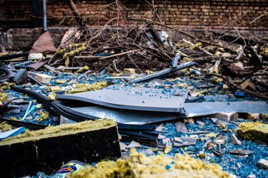 Büyük Rus füze saldırıları sonrasında Samsung ofis binasının etrafını enkaz yığınları sardı. Patlamanın yol açtığı patlama her yöne cam ve metal parçaları gönderdi. Bu da geniş çaplı ikincil hasara yol açtı.