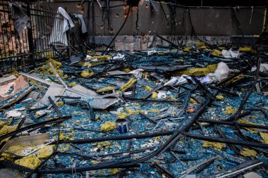 Büyük Rus füze saldırıları sonrasında Samsung ofis binasının etrafını enkaz yığınları sardı. Patlamanın yol açtığı patlama her yöne cam ve metal parçaları gönderdi. Bu da geniş çaplı ikincil hasara yol açtı.