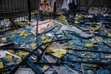 Büyük Rus füze saldırıları sonrasında Samsung ofis binasının etrafını enkaz yığınları sardı. Patlamanın yol açtığı patlama her yöne cam ve metal parçaları gönderdi. Bu da geniş çaplı ikincil hasara yol açtı.