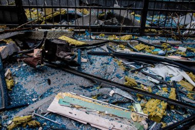 Büyük Rus füze saldırıları sonrasında Samsung ofis binasının etrafını enkaz yığınları sardı. Patlamanın yol açtığı patlama her yöne cam ve metal parçaları gönderdi. Bu da geniş çaplı ikincil hasara yol açtı.